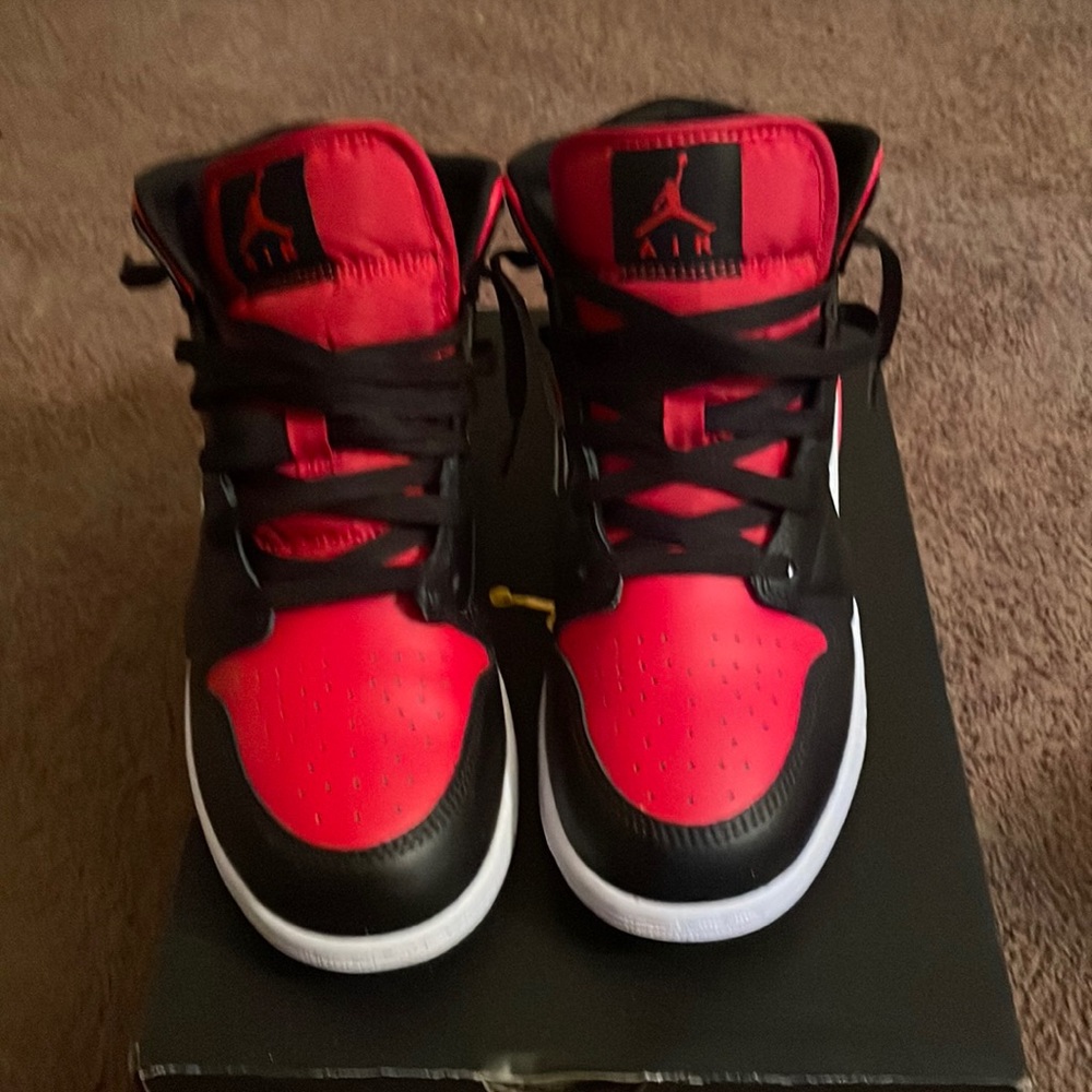 Only wore 2 times no scratches